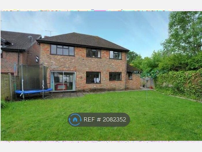 7 Bedroom Detached House To Rent In Ravenscroft, Hook, RG27