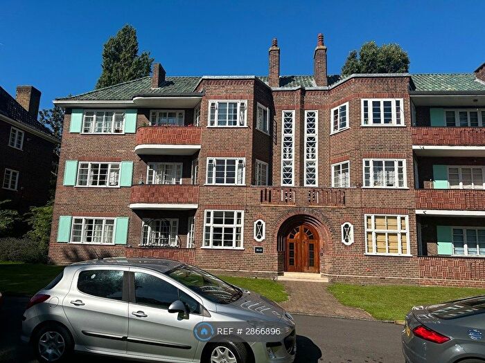 3 Bedroom Flat To Rent In Roehampton Close, London, SW15