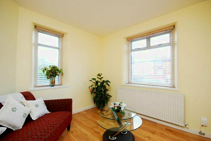 1 Bedroom Flat To Rent In Daffodil Street, Shepherd's Bush, London, W12