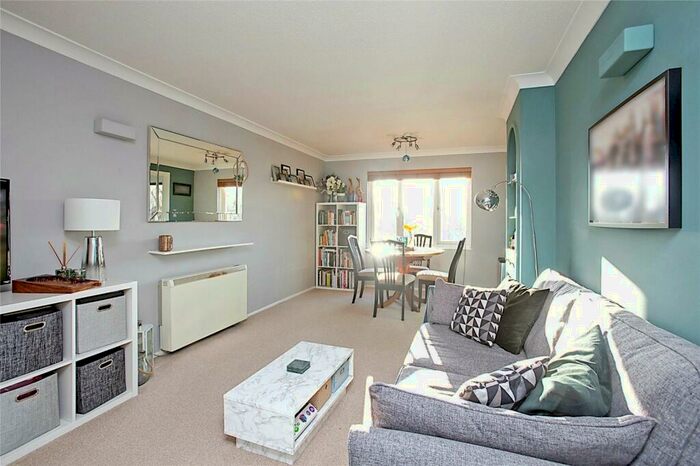 2 Bedroom Flat To Rent In Alders Close, Wanstead, E11