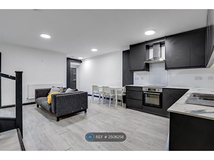 3 Bedroom Flat To Rent In Tooting High Street, London, SW17