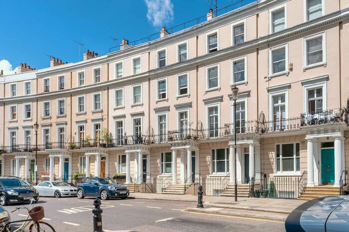 2 Bedroom Flat To Rent In Royal Crescent, Holland Park, London, W11
