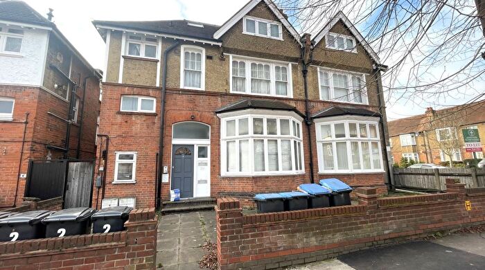 Detached House For Sale In Elm Park Road, Winchmore Hill, N21