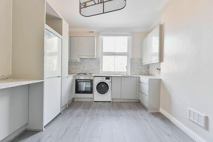 2 Bedroom Flat To Rent In Loftus Road, Shepherd's Bush, London, W12