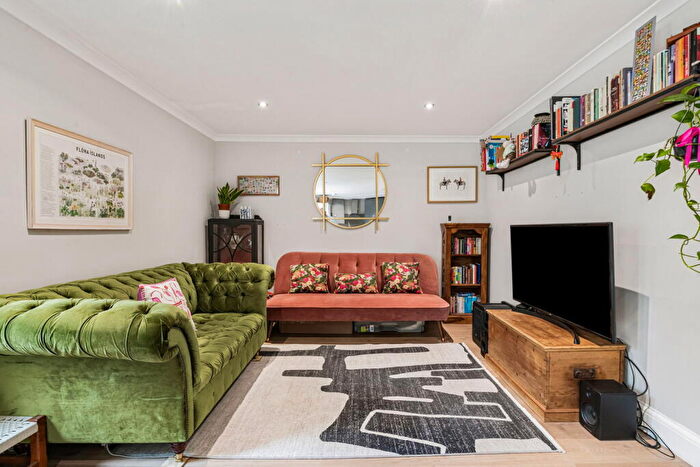 2 Bedroom Flat For Sale In Oval Road, Croydon, CR0