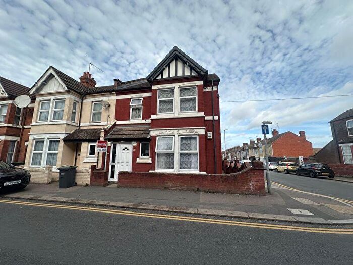 3 Bedroom End Of Terrace House For Sale In Ashburnham Road, Luton, LU1