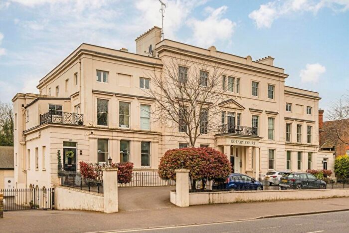 1 Bedroom Flat To Rent In Hampton Court Road, East Molesey, KT8