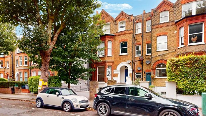 3 Bedroom Flat To Rent In Brondesbury Villas, London, NW6