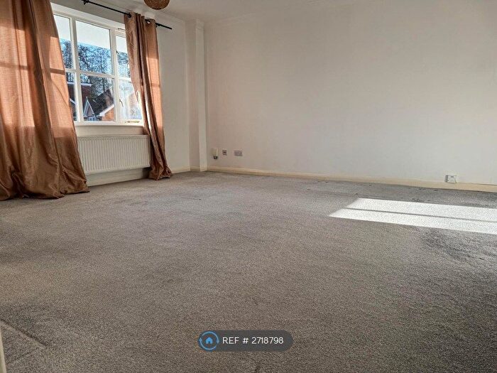 2 Bedroom Flat To Rent In Two Rivers Way, Newbury, RG14