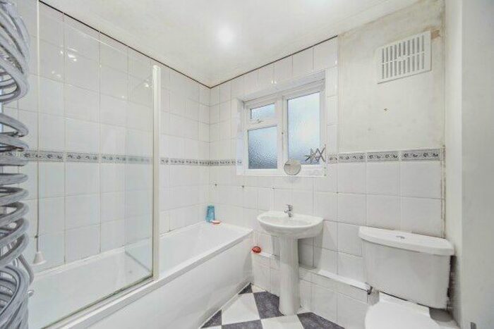 3 Bedroom Maisonette To Rent In The Avenue, Coulsdon, CR5