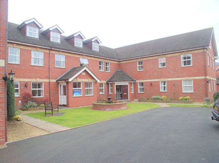 2 Bedroom Flat For Sale In Barnards Green Road, Malvern, Worcestershire, WR14