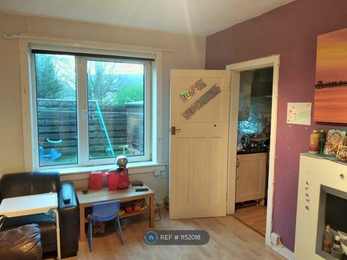 3 Bedroom Flat To Rent In Carrick Knowe Parkway, Edinburgh, EH12