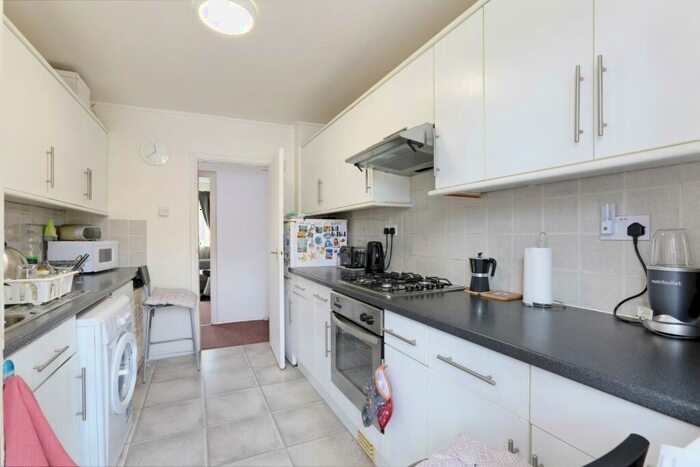 2 Bedroom Flat For Sale In Glazebrook Close, London, SE21