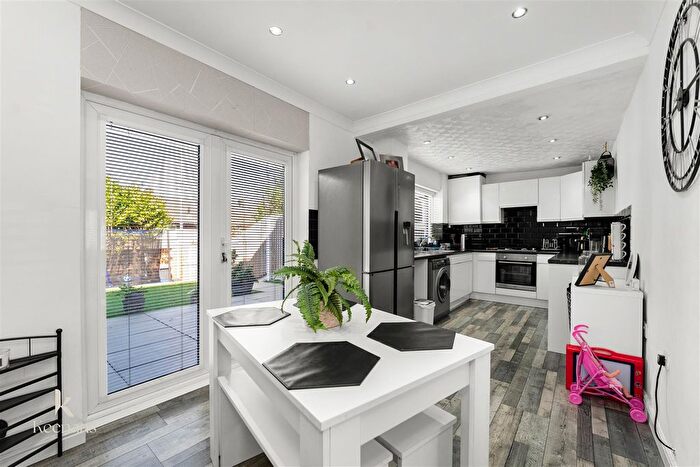 3 Bedroom Terraced House For Sale In Burton Walk, Salford, M3