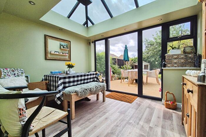 1 Bedroom Bungalow For Sale In The Leys, Clevedon, North Somerset, BS21
