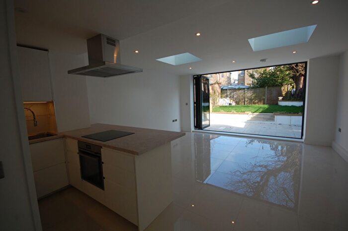 3 Bedroom Flat To Rent In Cardigan Road, Richmond, TW10