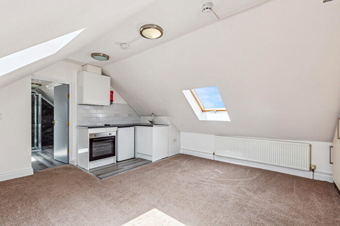 Studio To Rent In Masters Close, Luton, LU1