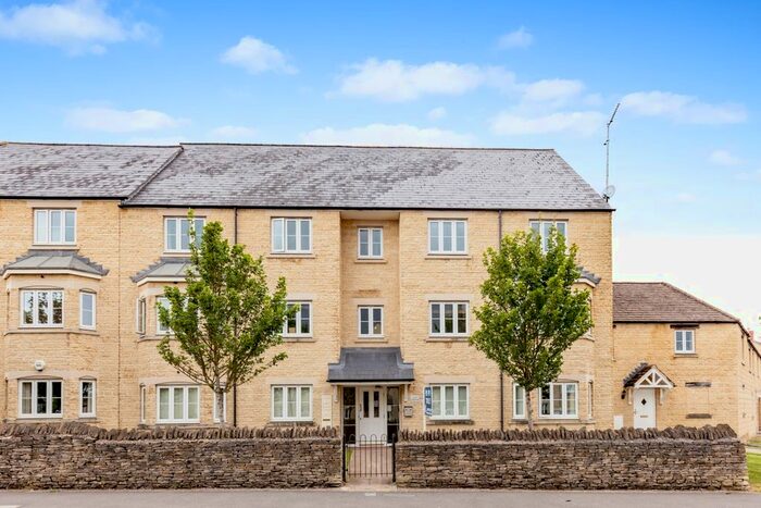 2 Bedroom Flat To Rent In Meadow Lane, Witney, OX28