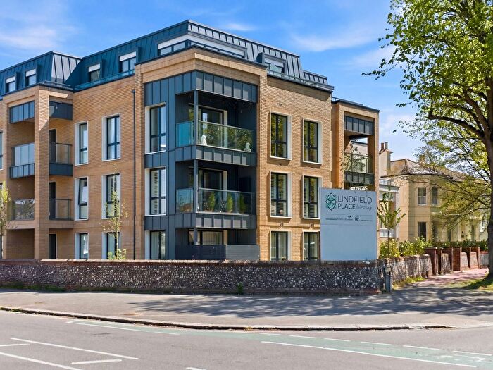 2 Bedroom Flat For Sale In Lindfield Place Farncombe Road, Worthing, BN11