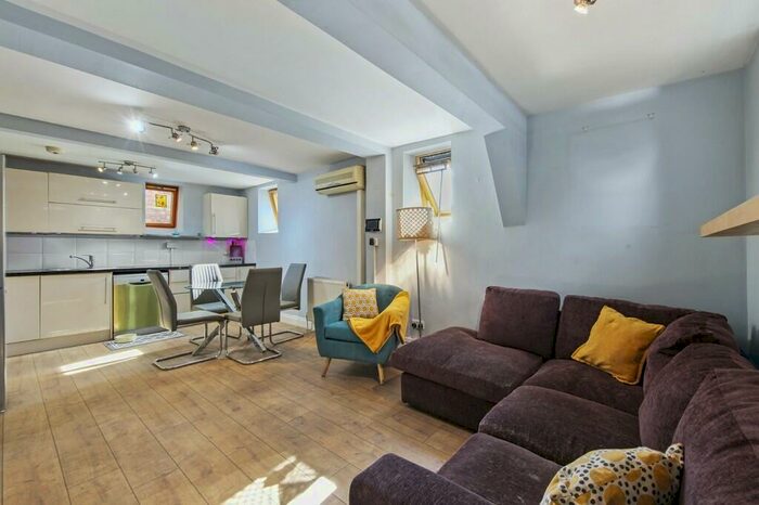 2 Bedroom Cottage To Rent In Colin Park Road, London, NW9