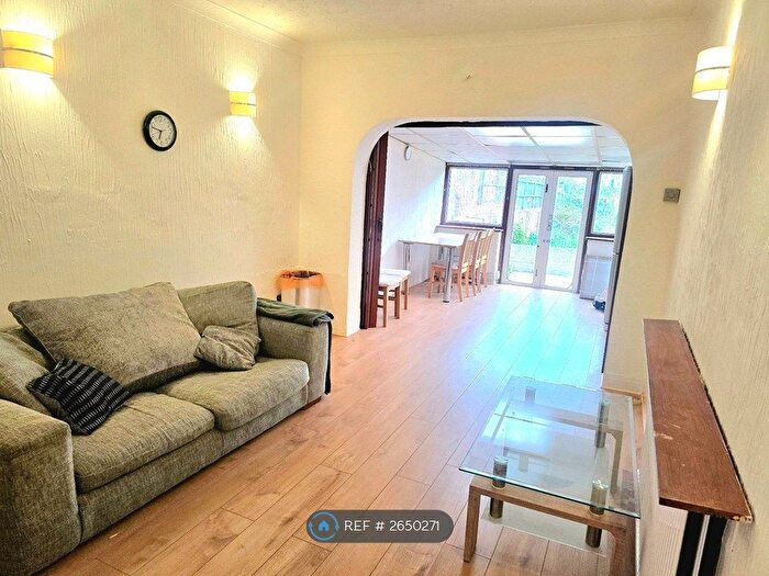 3 Bedroom Bungalow To Rent In Philip Road, Rainham, RM13
