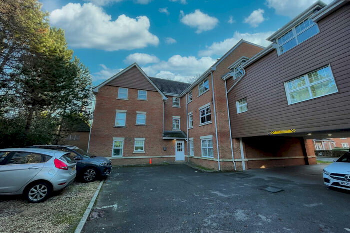 2 Bedroom Apartment To Rent In Worth Park Avenue, Pound Hill, Crawley, West Sussex, RH10
