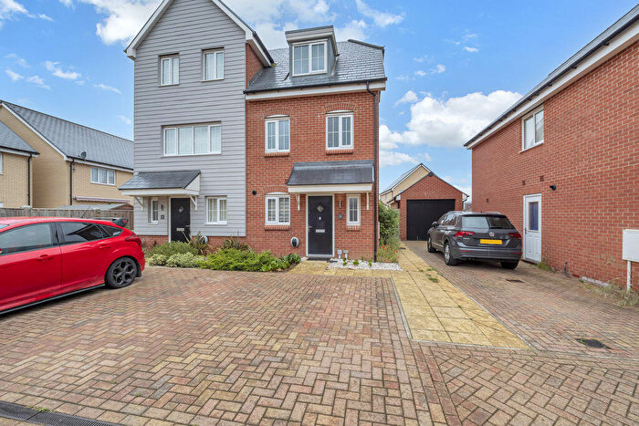 3 Bedroom Town House For Sale In Waits Close, Bury St Edmunds, IP32