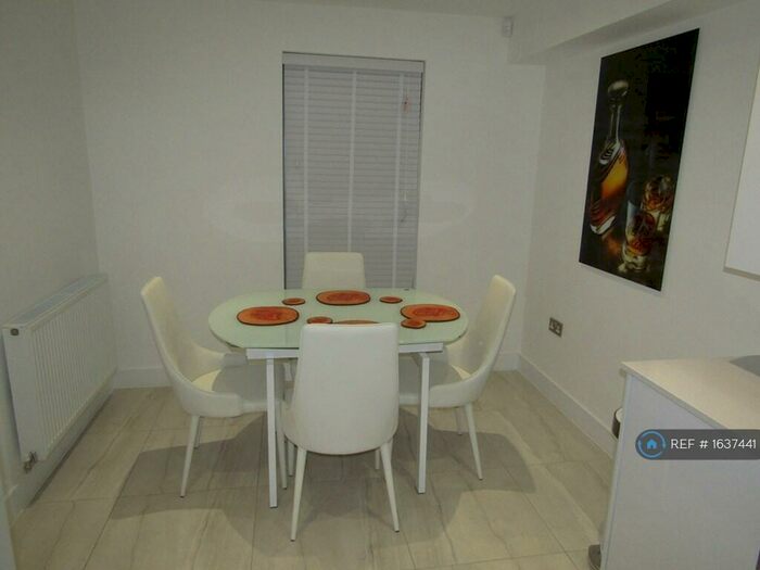 4 Bedroom Semi-Detached House To Rent In Manchester, Manchester, M4