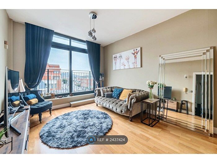 2 Bedroom Flat To Rent In Liberty House, Chertsey, KT16