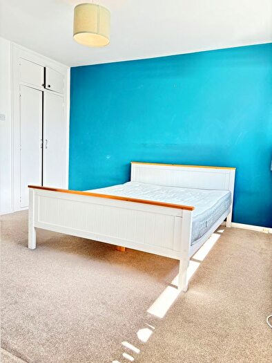 2 Bedroom Flat To Rent In Springfield Park, Twyford, RG10