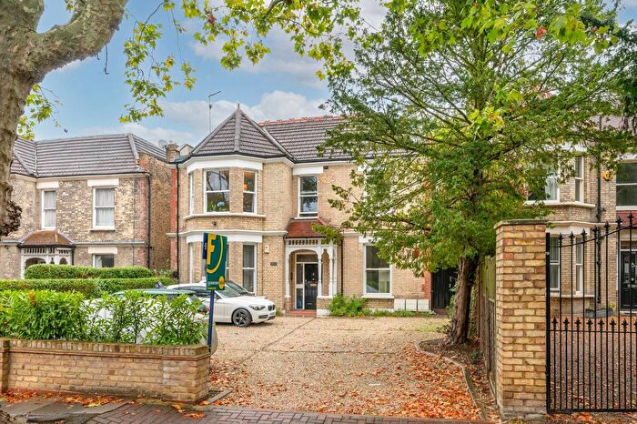 2 Bedroom Flat For Sale In Willesden Lane, Brondesbury Park, London, NW2