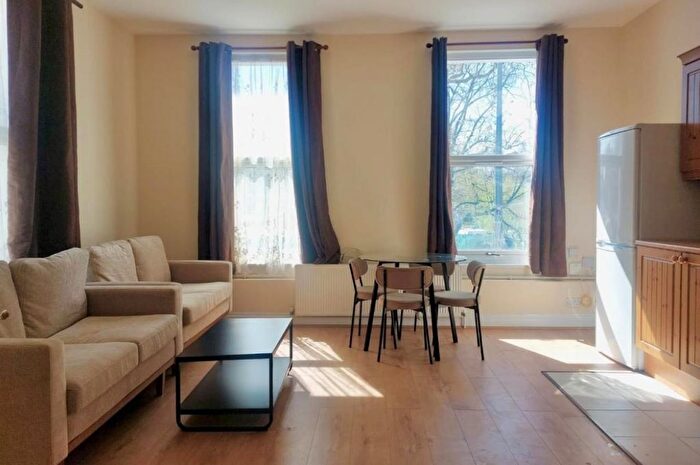 1 Bedroom Flat To Rent In Uxbridge Road, Shepherds Bush, London, W12