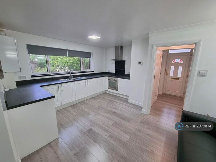 3 Bedroom Flat To Rent In Hamlet Drive, Colchester, CO4