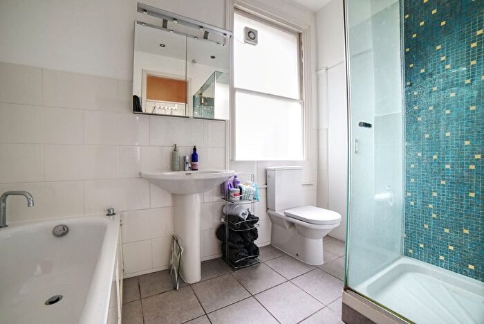 2 Bedroom Flat To Rent In Bonnington Square, London, SW8