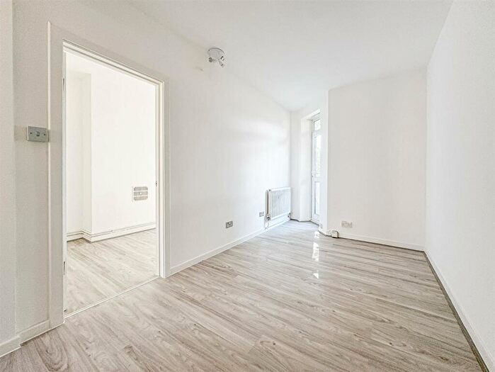 1 Bedroom Apartment To Rent In Defoe Road, London, N16