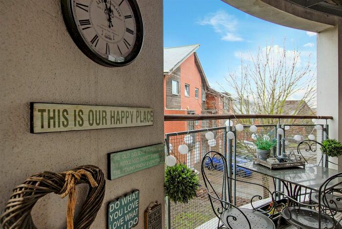 2 Bedroom Flat To Rent In Windmill Road, Slough, SL1