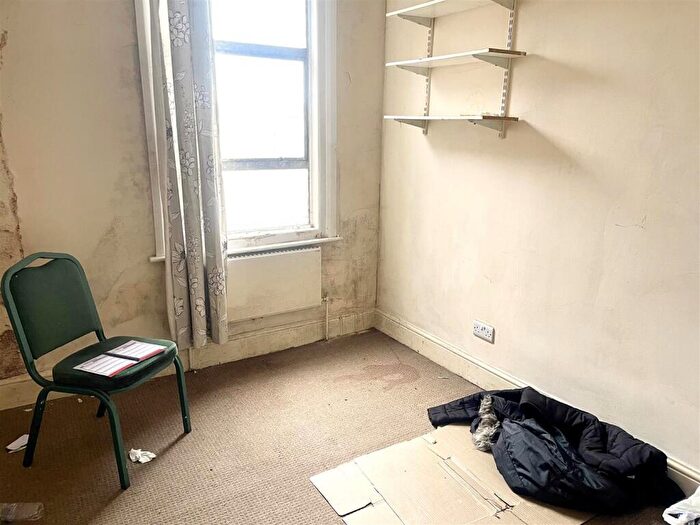 3 Bedroom Terraced House For Sale In Manchester Road, Swindon, SN1