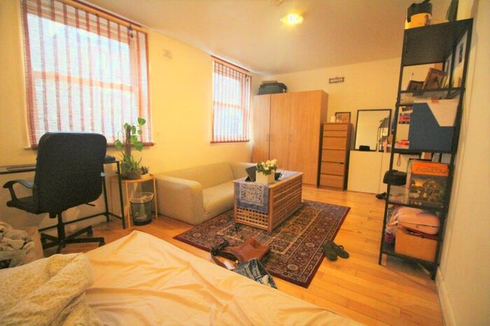 2 Bedroom Flat To Rent In Clarence Mews, London, E5