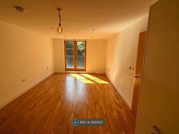 2 Bedroom Flat To Rent In Highbury Gardens, London, N7