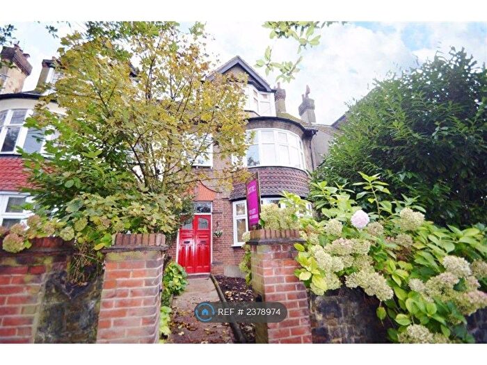 2 Bedroom Flat To Rent In Ditton Court Road, Westcliff-On-Sea, SS0