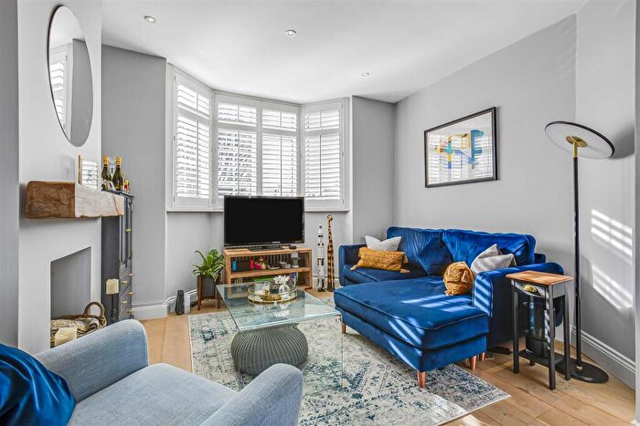2 Bedroom Flat To Rent In Shalstone Road, East Sheen, SW14