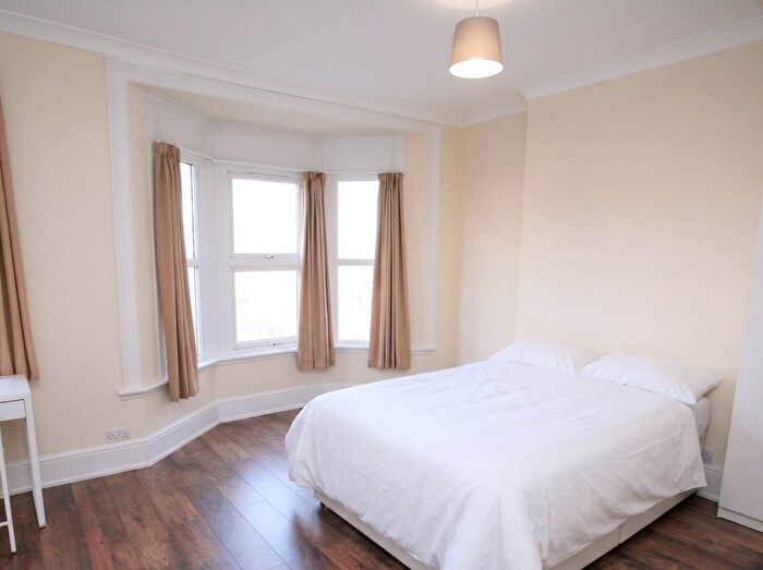 5 Bedroom Property To Rent In Mossford Street, Bow, London, E3