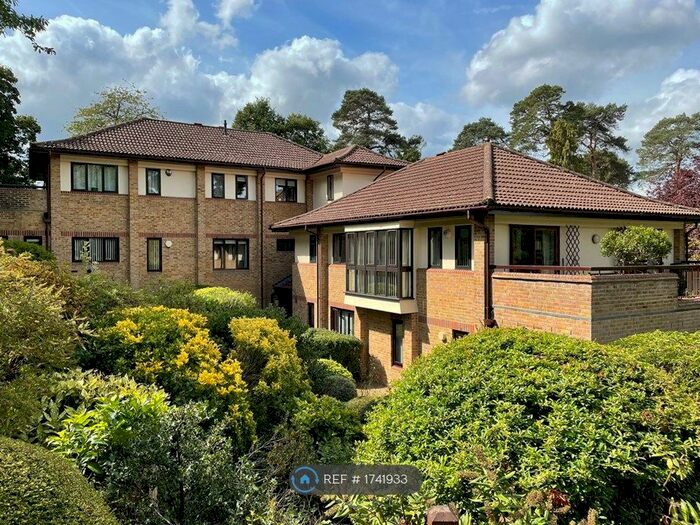 3 Bedroom Flat To Rent In The Gables, Oxshott, KT22