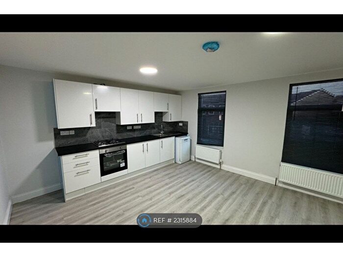 3 Bedroom Flat To Rent In Wrotham Road, Gravesend, DA11