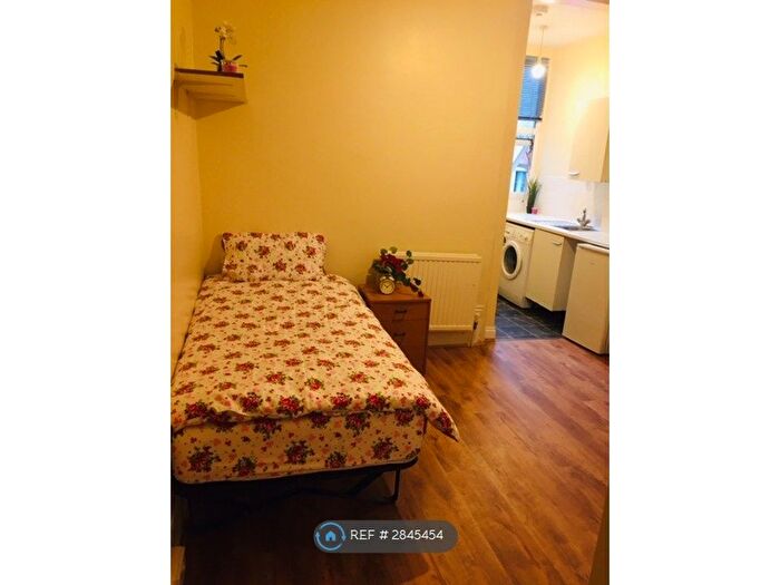 Studio To Rent In Green Lanes, London, N8