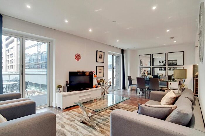 3 Bedroom Flat To Rent In Wiverton Tower, London, E1