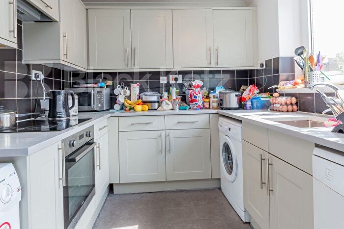 3 Bedroom Flat To Rent In Oakley Square, Camden, NW1