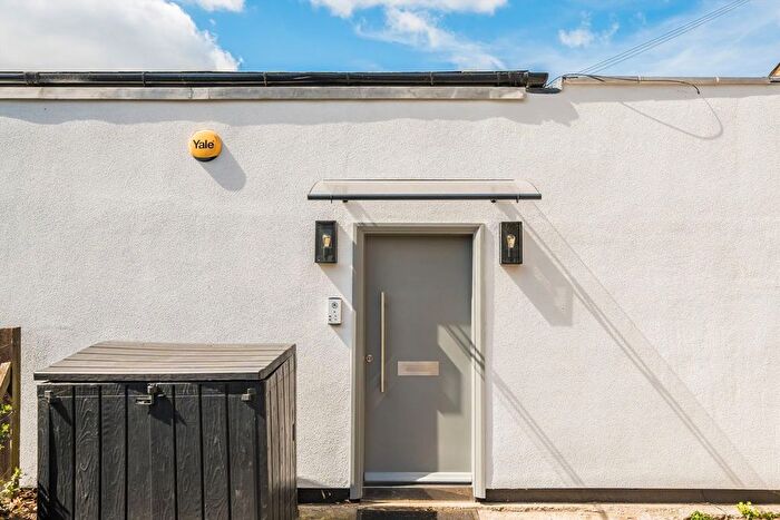 2 Bedroom Flat To Rent In Colne Road, Twickenham, TW2