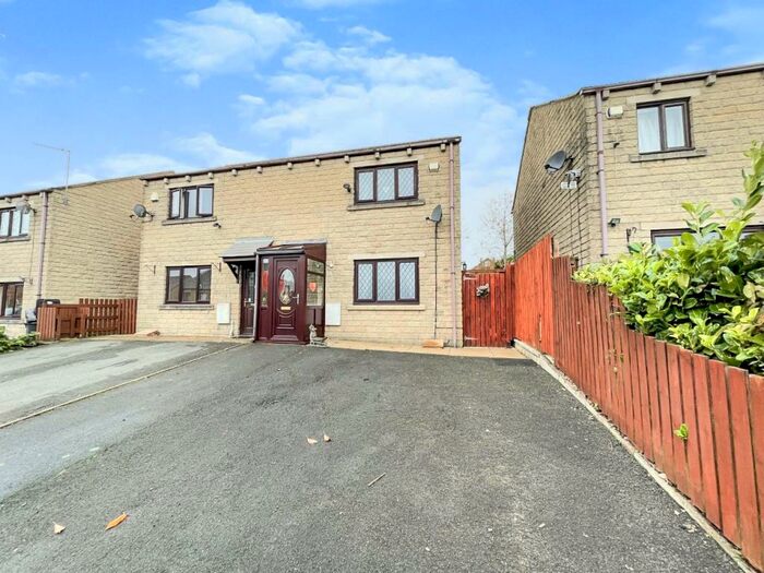 Houses for sale & to rent in HX4 9JN, Stainland Road, Greetland And