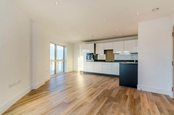 2 Bedroom Flat To Rent In Station View, Guildford, GU1